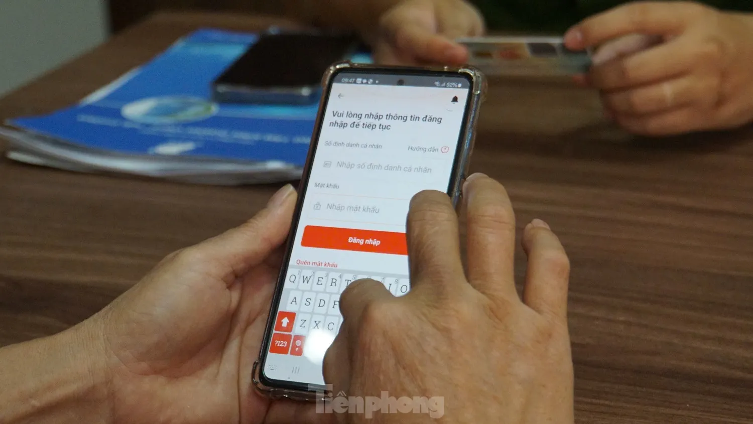 Đặc khu Cát Hải làm xuyên trưa hỗ trợ thủ tục cho người dân trên đảo ảnh 9