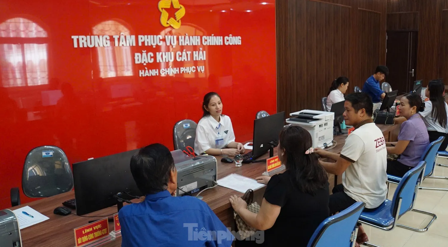 Đặc khu Cát Hải làm xuyên trưa hỗ trợ thủ tục cho người dân trên đảo ảnh 2