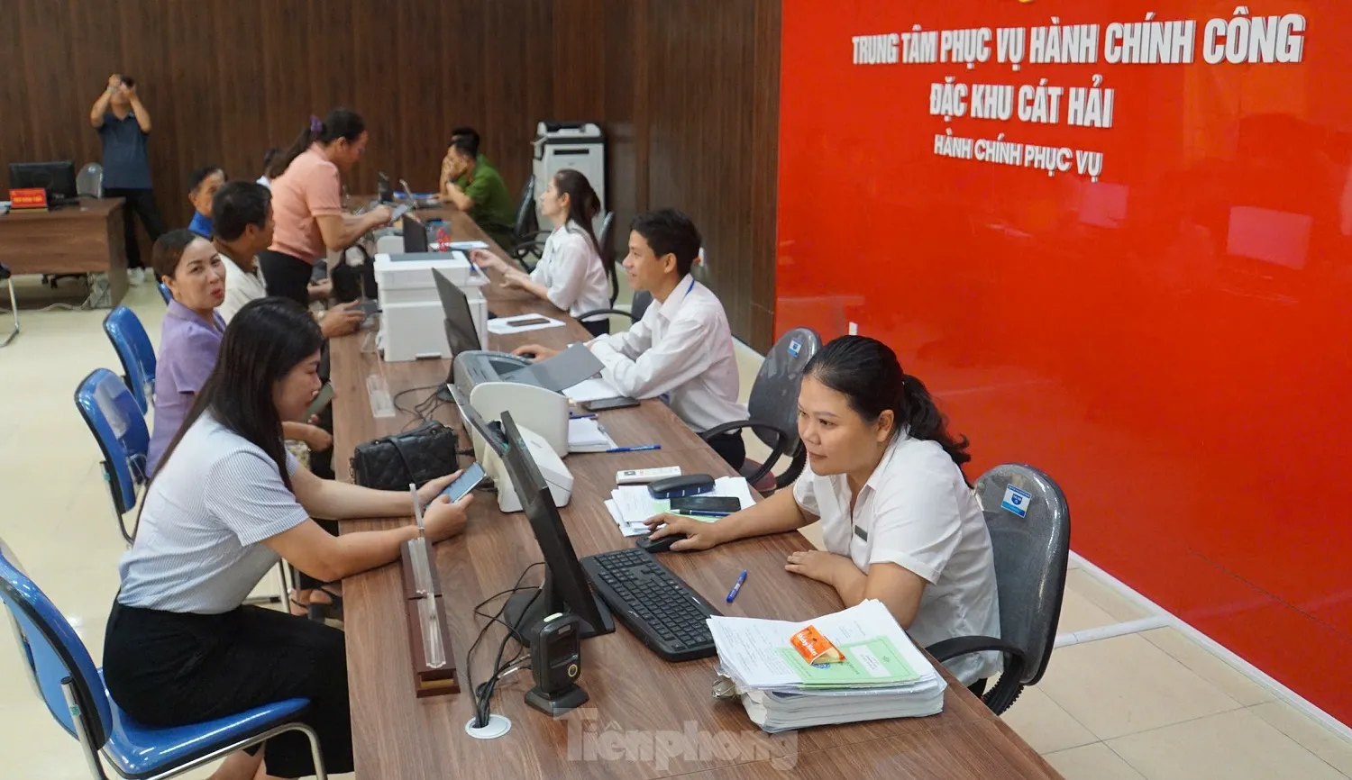 Đặc khu Cát Hải làm xuyên trưa hỗ trợ thủ tục cho người dân trên đảo ảnh 4