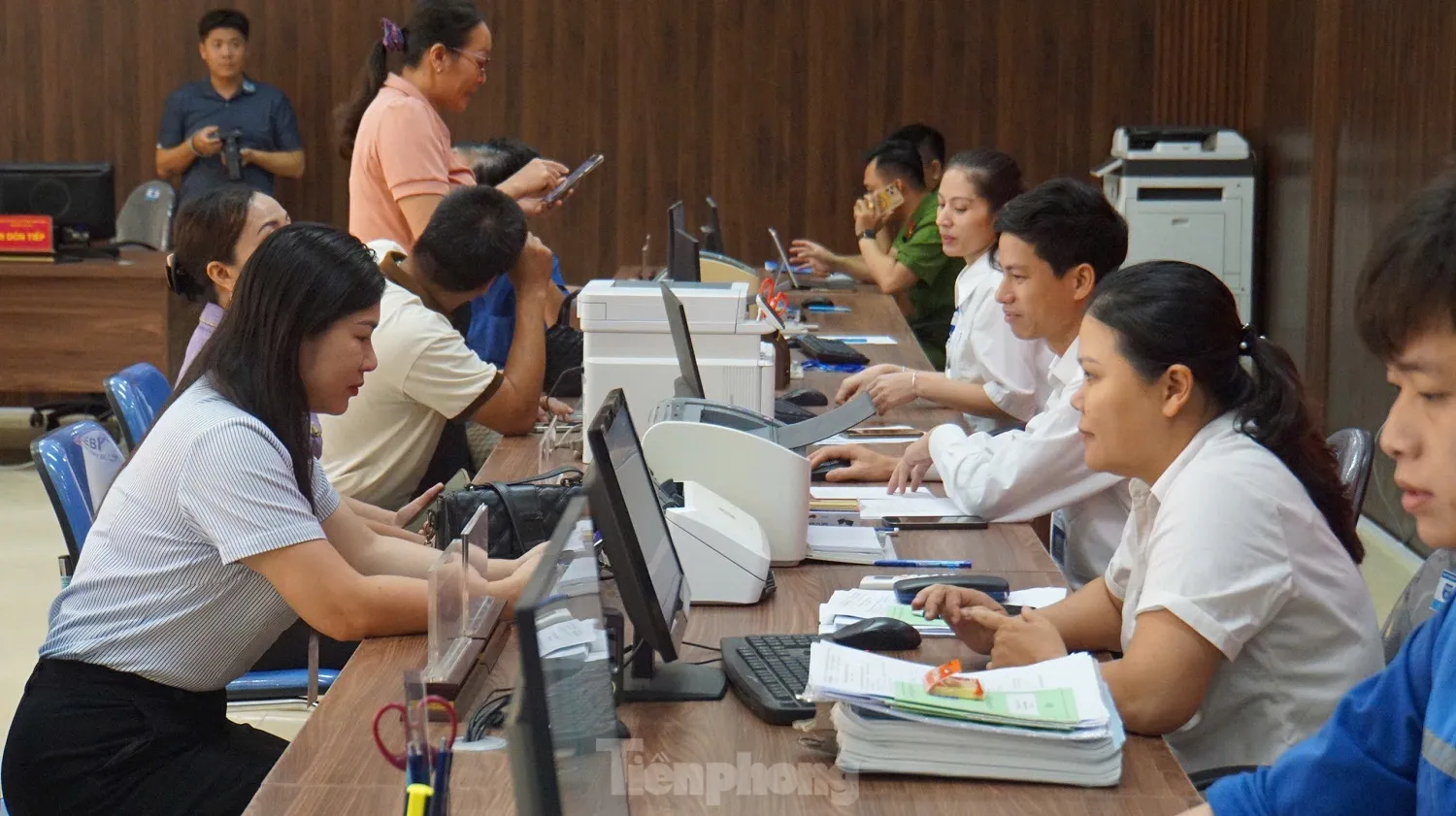 Đặc khu Cát Hải làm xuyên trưa hỗ trợ thủ tục cho người dân trên đảo ảnh 11