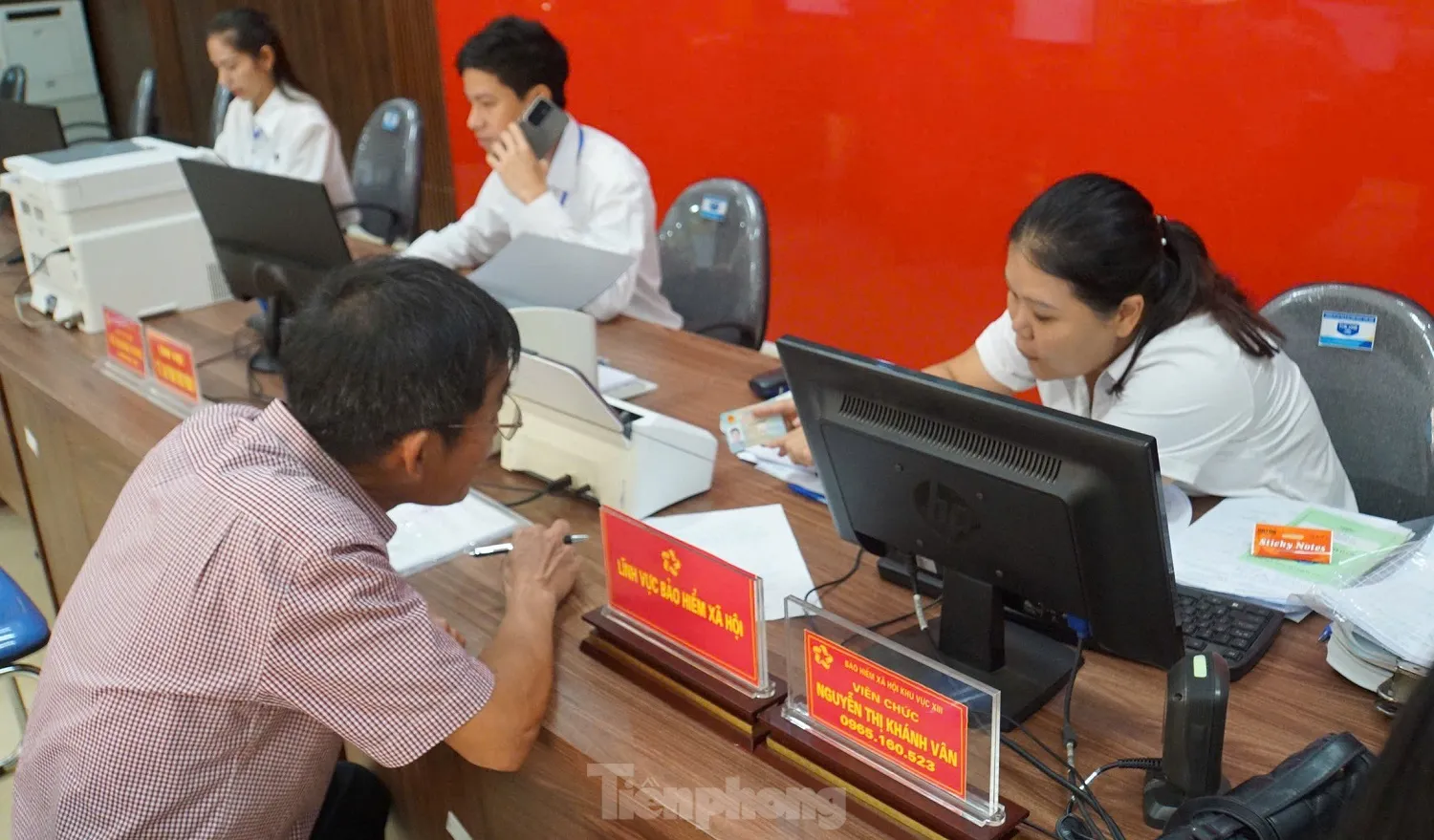 Đặc khu Cát Hải làm xuyên trưa hỗ trợ thủ tục cho người dân trên đảo ảnh 5