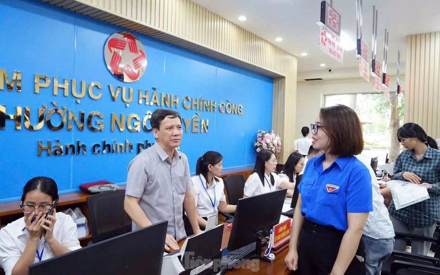 Tuổi trẻ Hải Phòng hỗ trợ người cao tuổi làm thủ tục hành chính ảnh 16