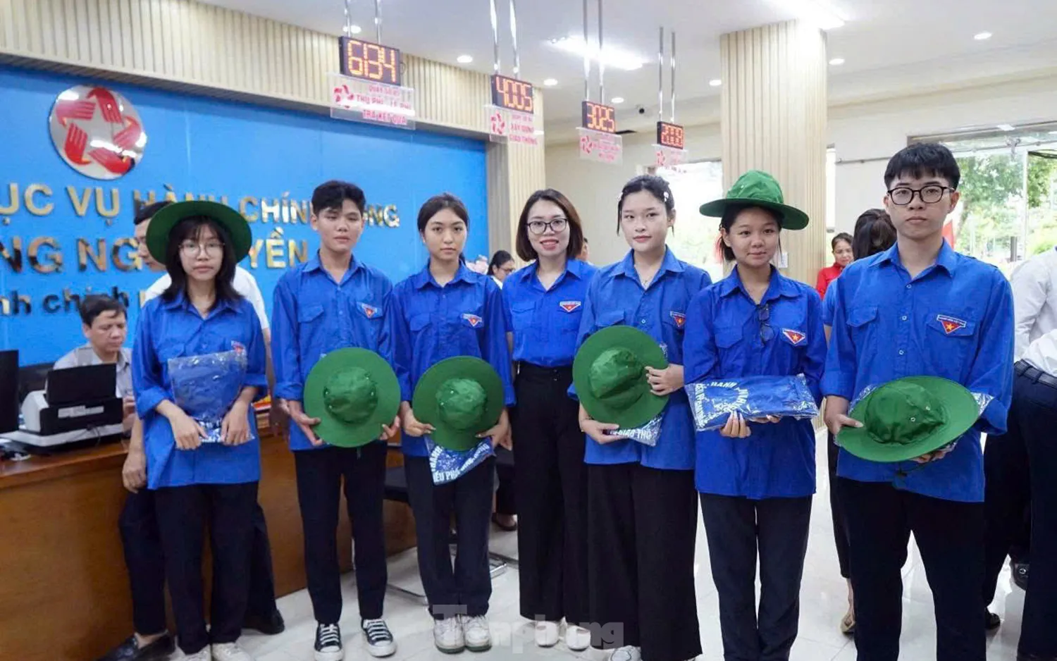 Tuổi trẻ Hải Phòng hỗ trợ người cao tuổi làm thủ tục hành chính ảnh 14