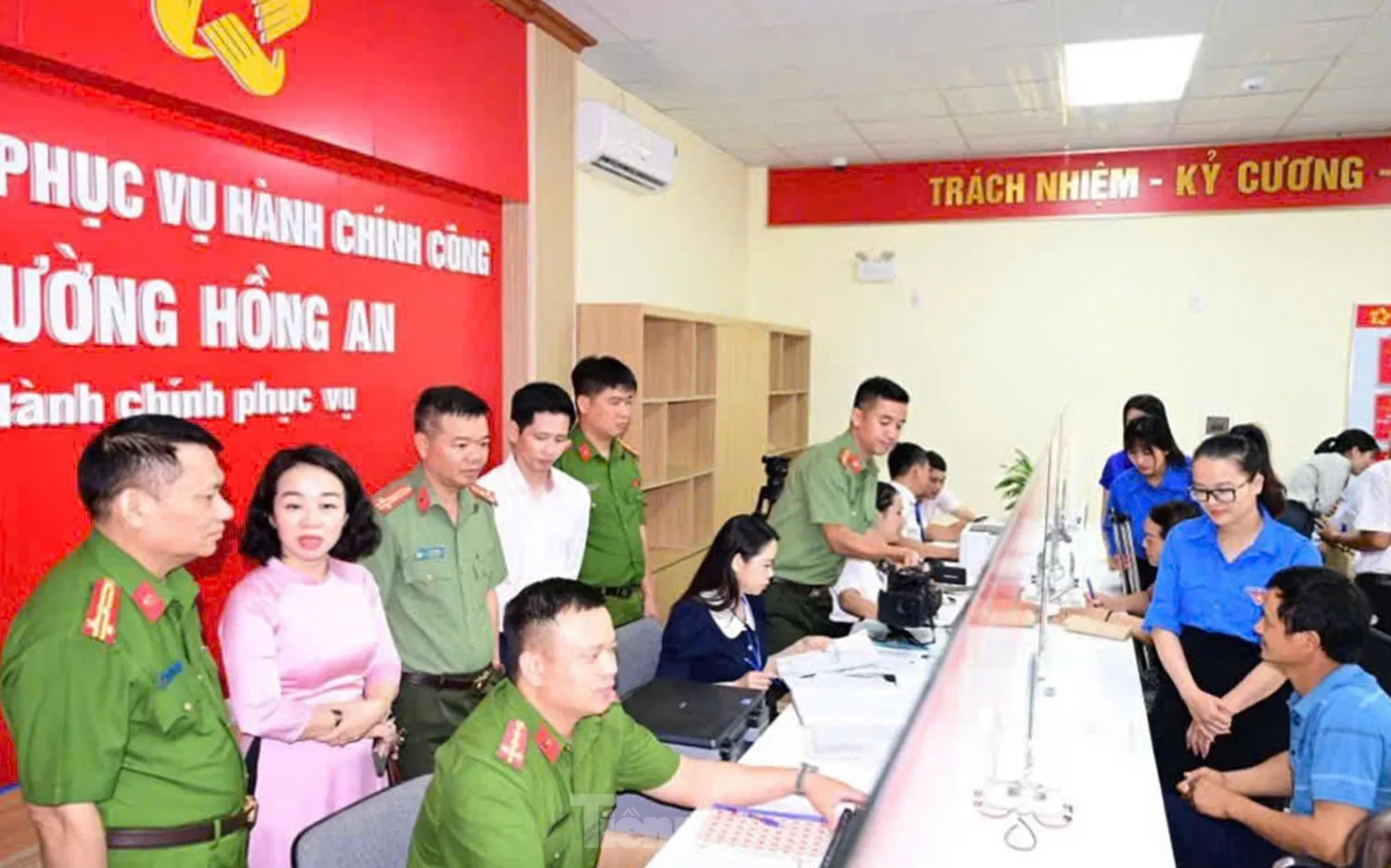 Tuổi trẻ Hải Phòng hỗ trợ người cao tuổi làm thủ tục hành chính ảnh 2