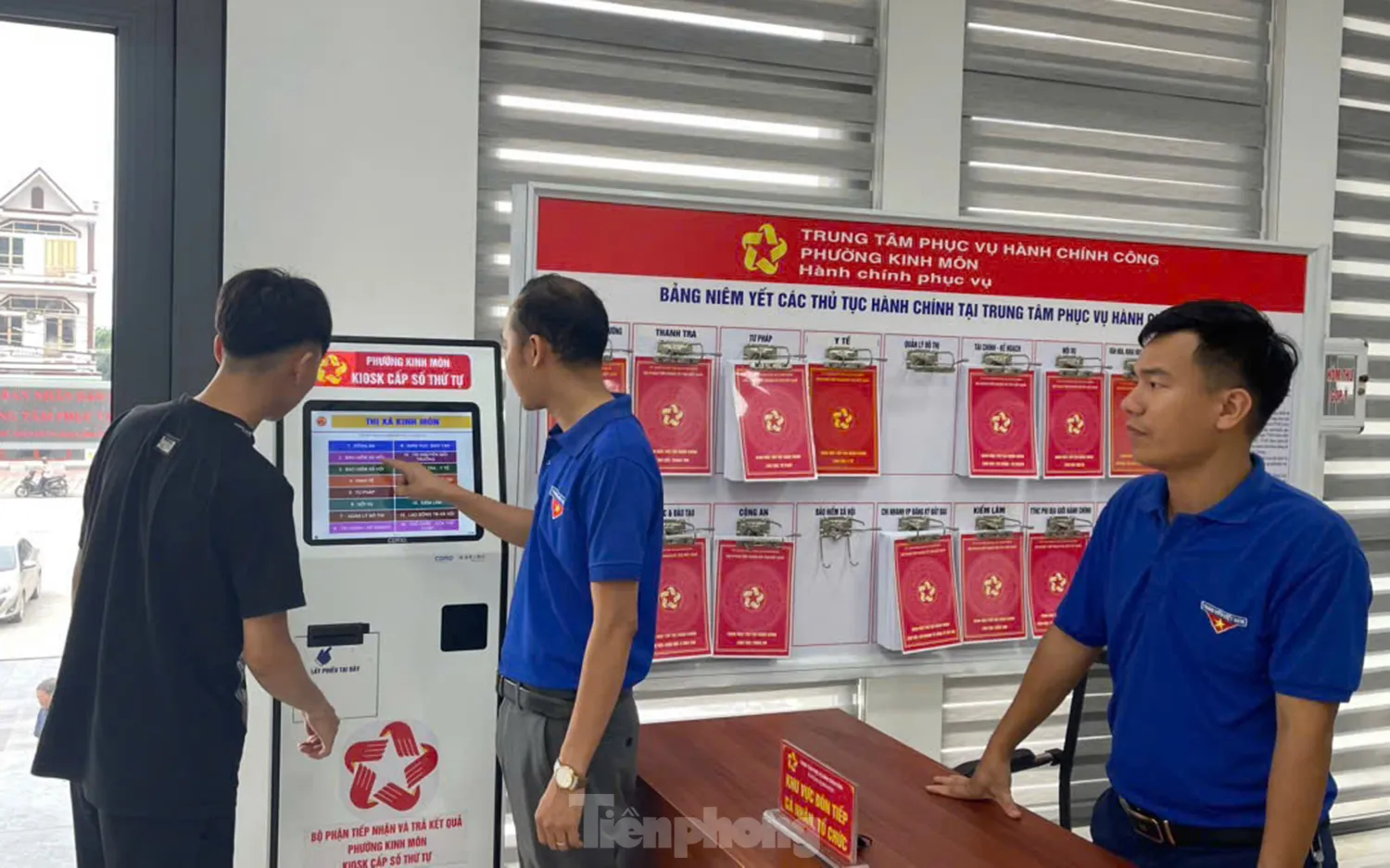 Tuổi trẻ Hải Phòng hỗ trợ người cao tuổi làm thủ tục hành chính ảnh 6