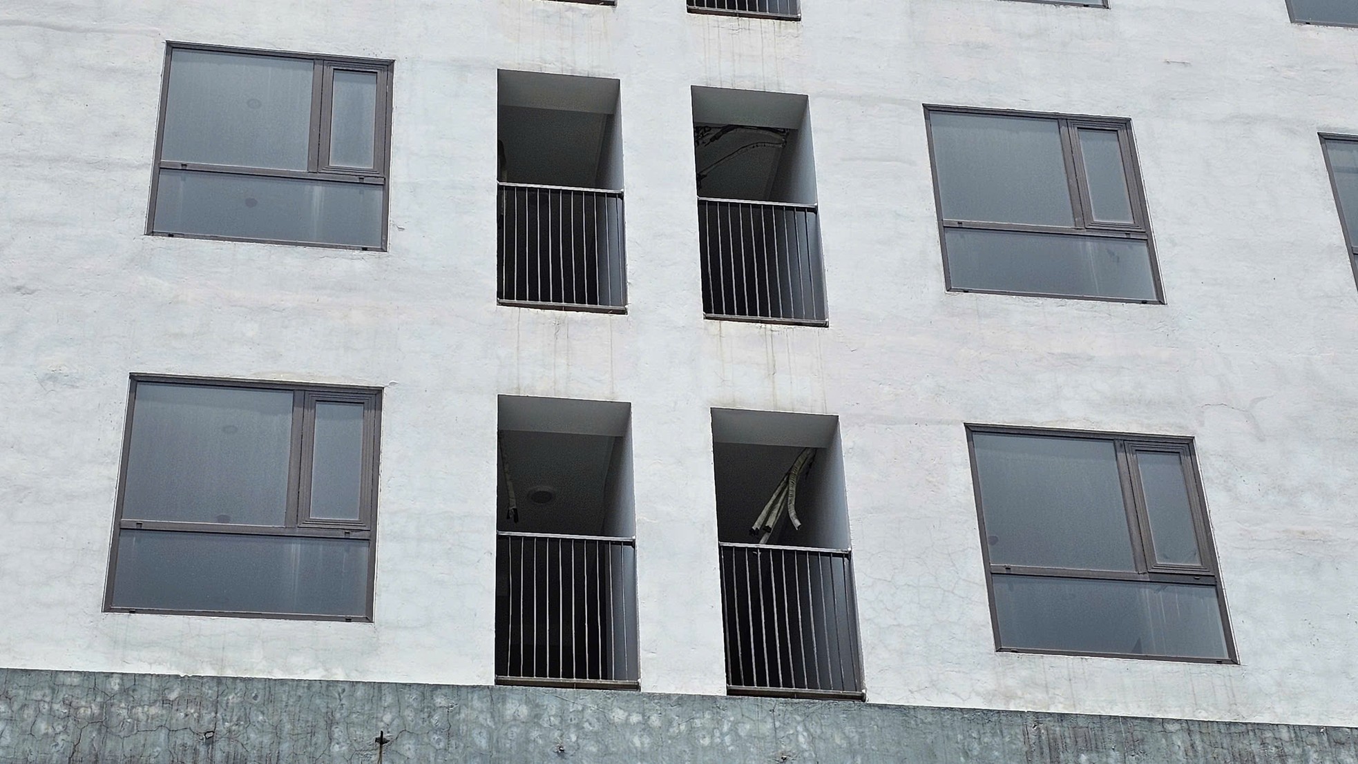 Cận cảnh khu hàng trăm căn hộ được 'đặt hàng' làm nhà tái định cư bỏ hoang giữa lúc dân 'khát' nhà ở ảnh 16