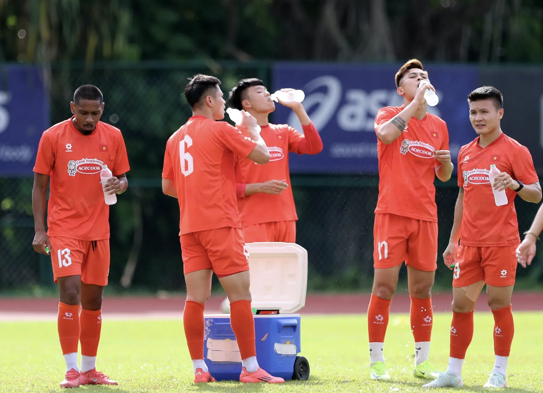Ông Kim Sang-sik ưu tư nhìn đội tuyển Việt Nam đội nắng 'rèn công' đấu Malaysia ảnh 8