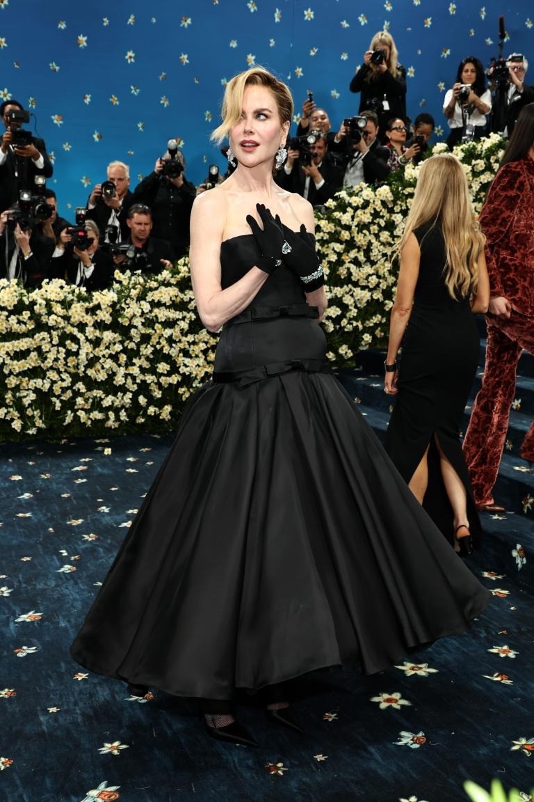 Jennie (BlackPink) kín đáo, Lisa diện quần như nội y ở Met Gala ảnh 20