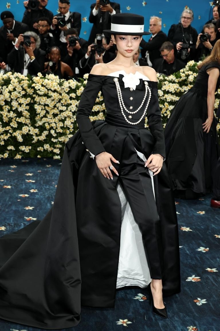 Jennie (BlackPink) kín đáo, Lisa diện quần như nội y ở Met Gala ảnh 5
