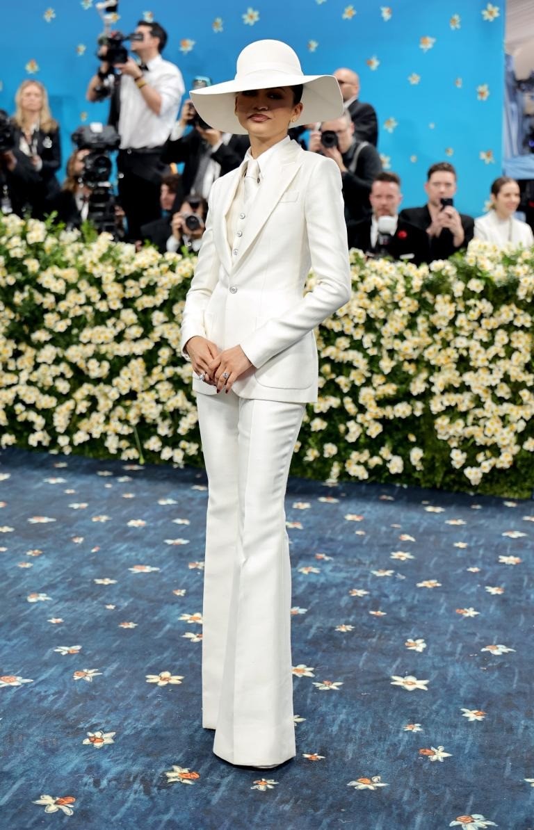 Jennie (BlackPink) kín đáo, Lisa diện quần như nội y ở Met Gala ảnh 11