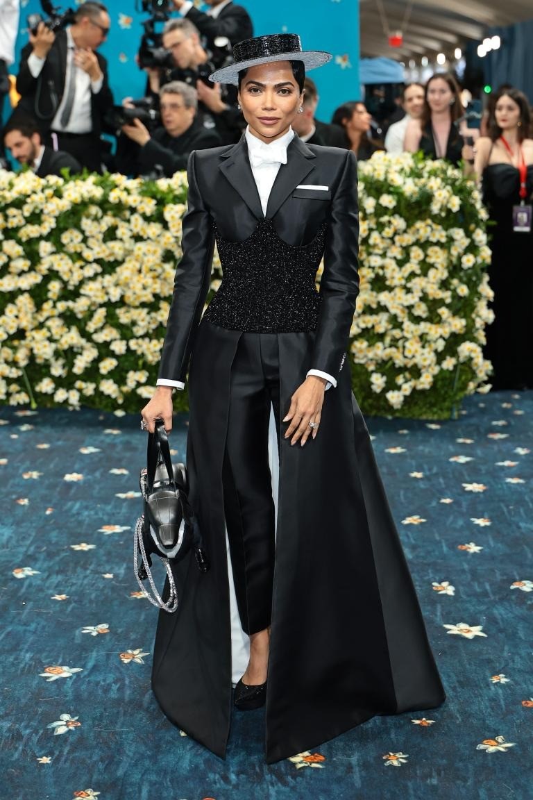 Jennie (BlackPink) kín đáo, Lisa diện quần như nội y ở Met Gala ảnh 13