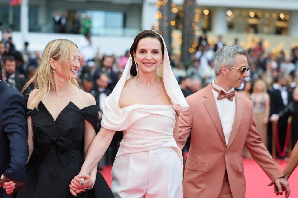 Dàn mỹ nhân đối phó với lệnh cấm khỏa thân trên thảm đỏ khai mạc Cannes 2025 ảnh 1