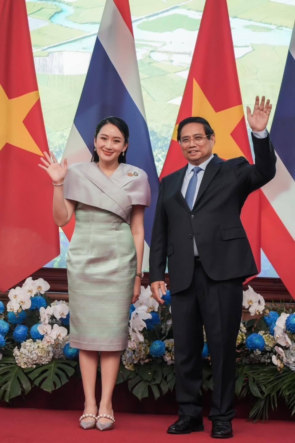Thời trang ấn tượng của nữ Thủ tướng Thái Lan trong chuyến thăm Việt Nam ảnh 5