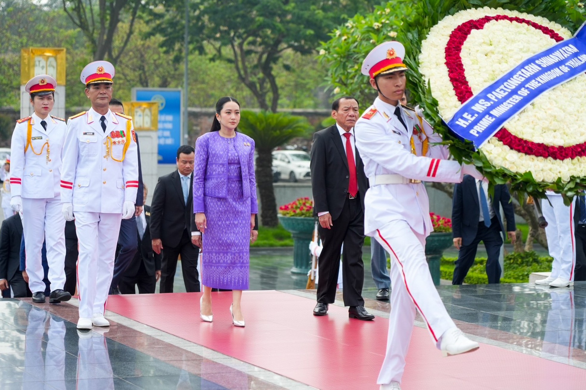 Thời trang ấn tượng của nữ Thủ tướng Thái Lan trong chuyến thăm Việt Nam ảnh 7