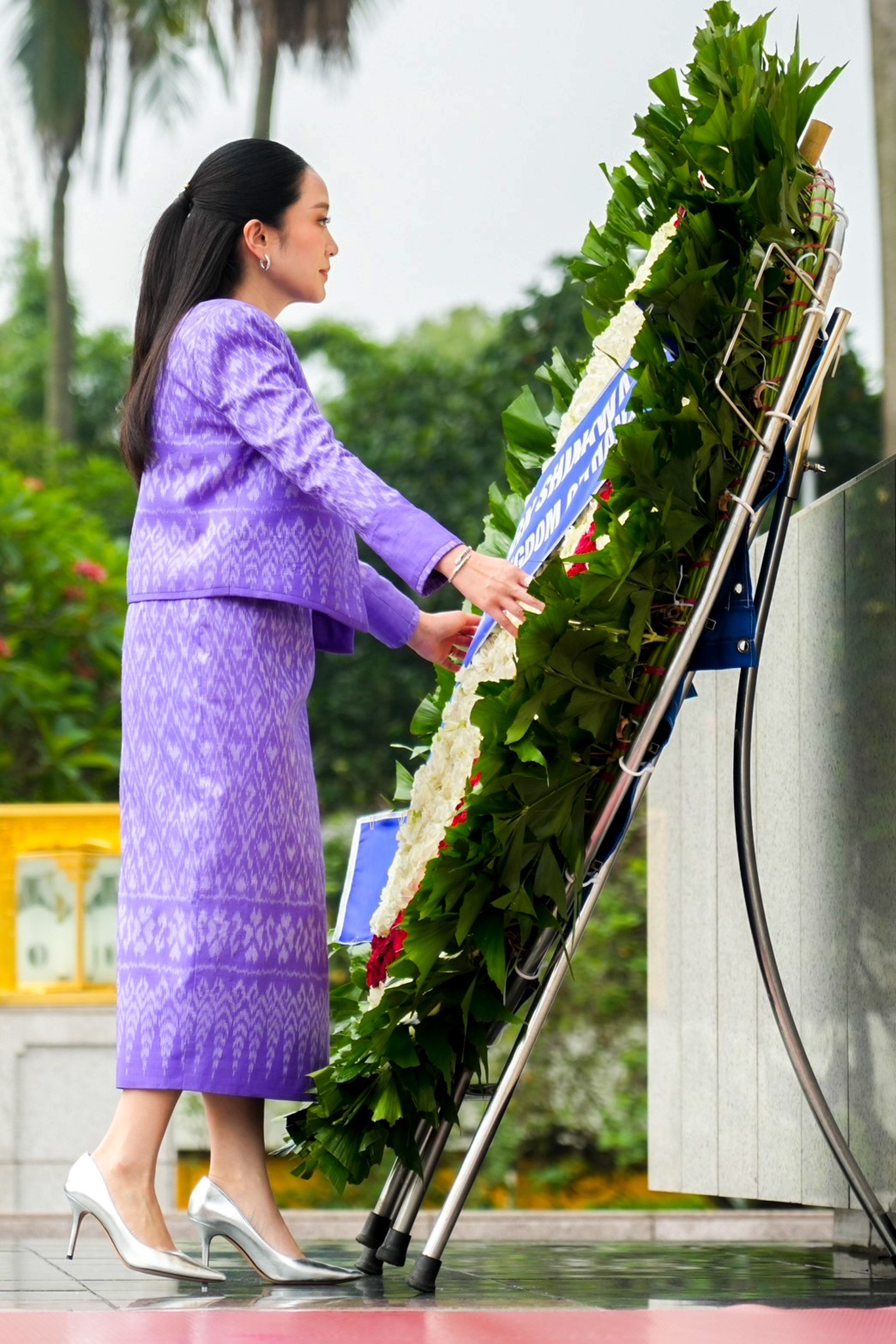 Thời trang ấn tượng của nữ Thủ tướng Thái Lan trong chuyến thăm Việt Nam ảnh 8