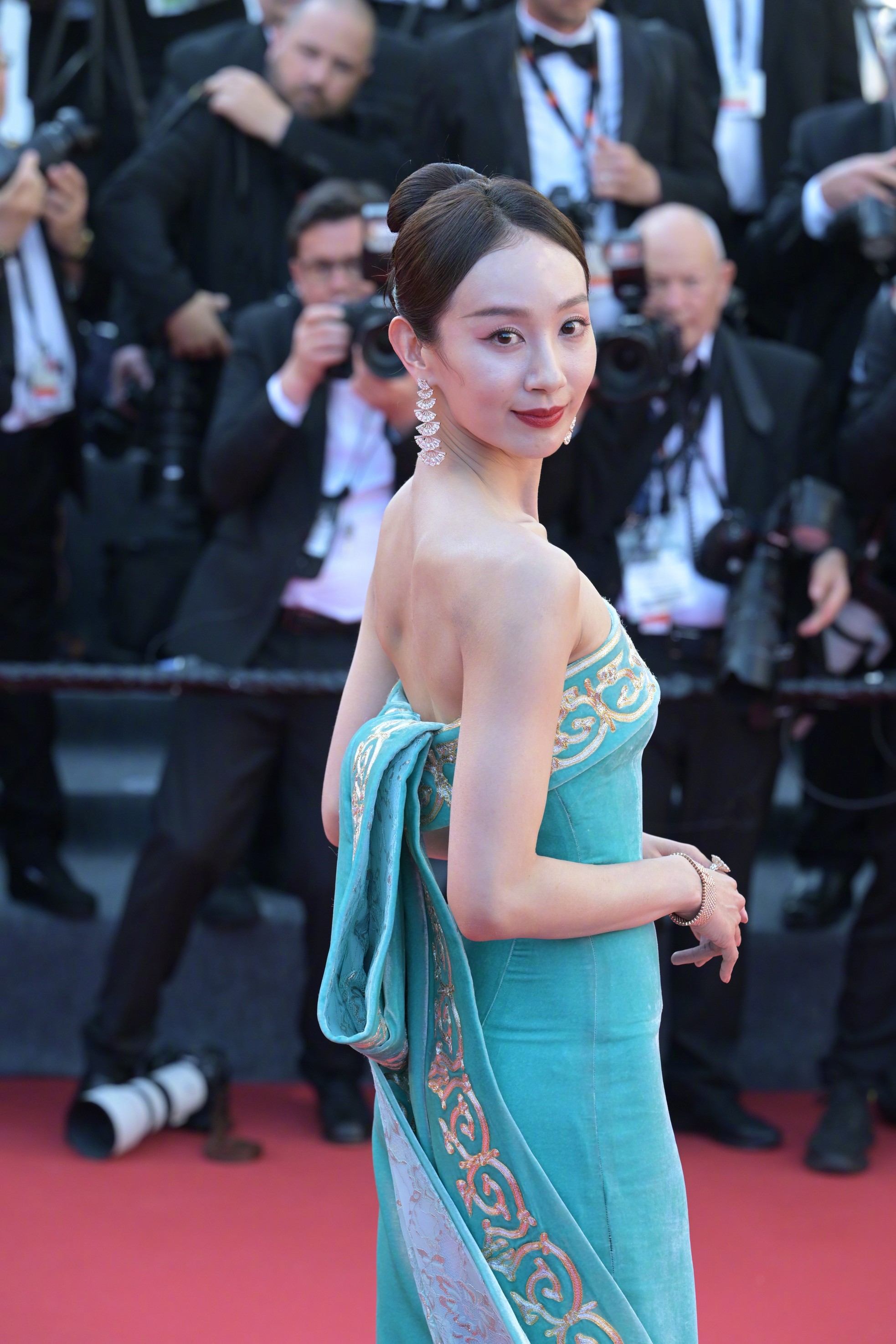 Chân Tử Đan dẫn vợ hoa hậu lên thảm đỏ Cannes, tỷ phú Amazon bị mạo danh ảnh 12