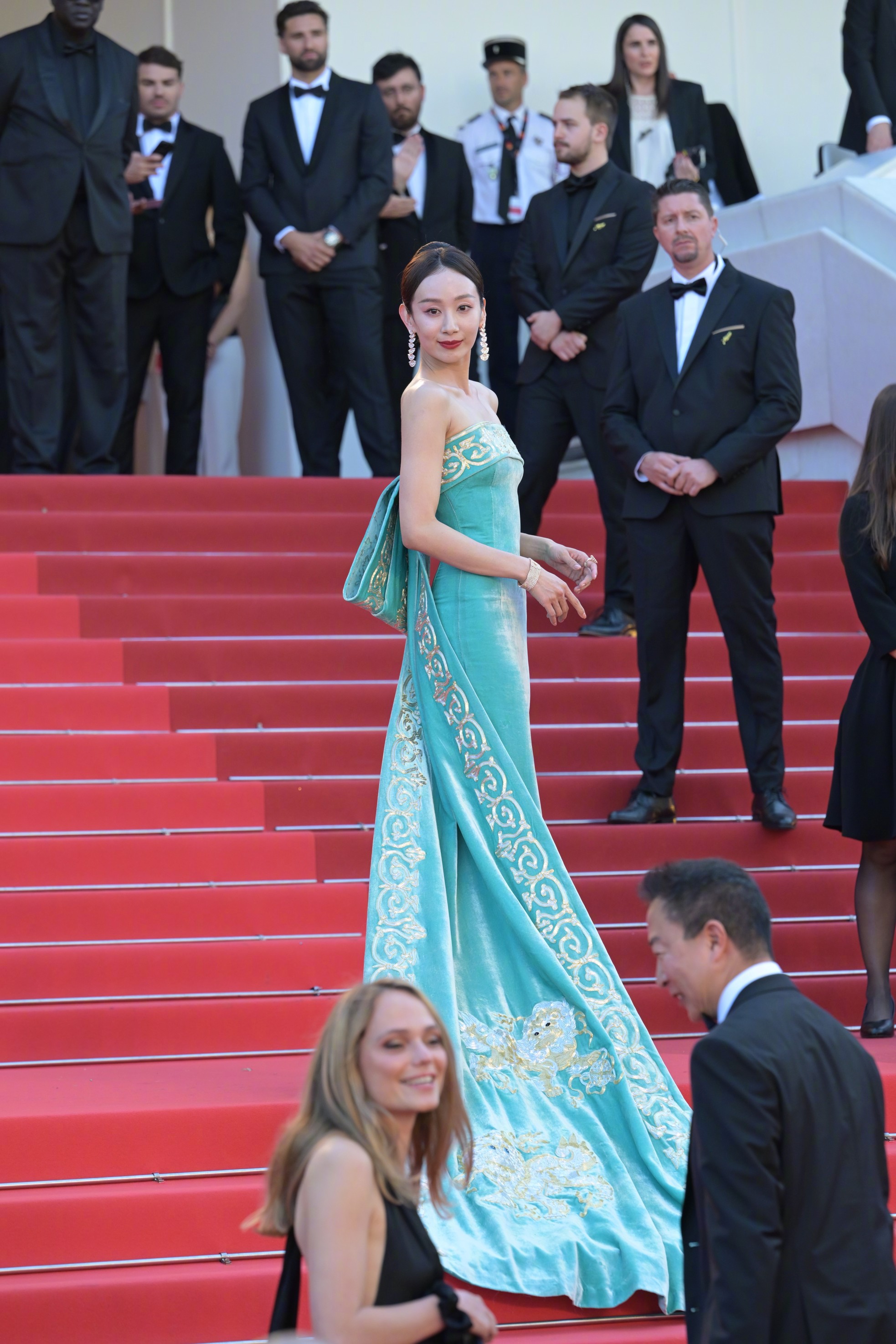 Chân Tử Đan dẫn vợ hoa hậu lên thảm đỏ Cannes, tỷ phú Amazon bị mạo danh ảnh 11