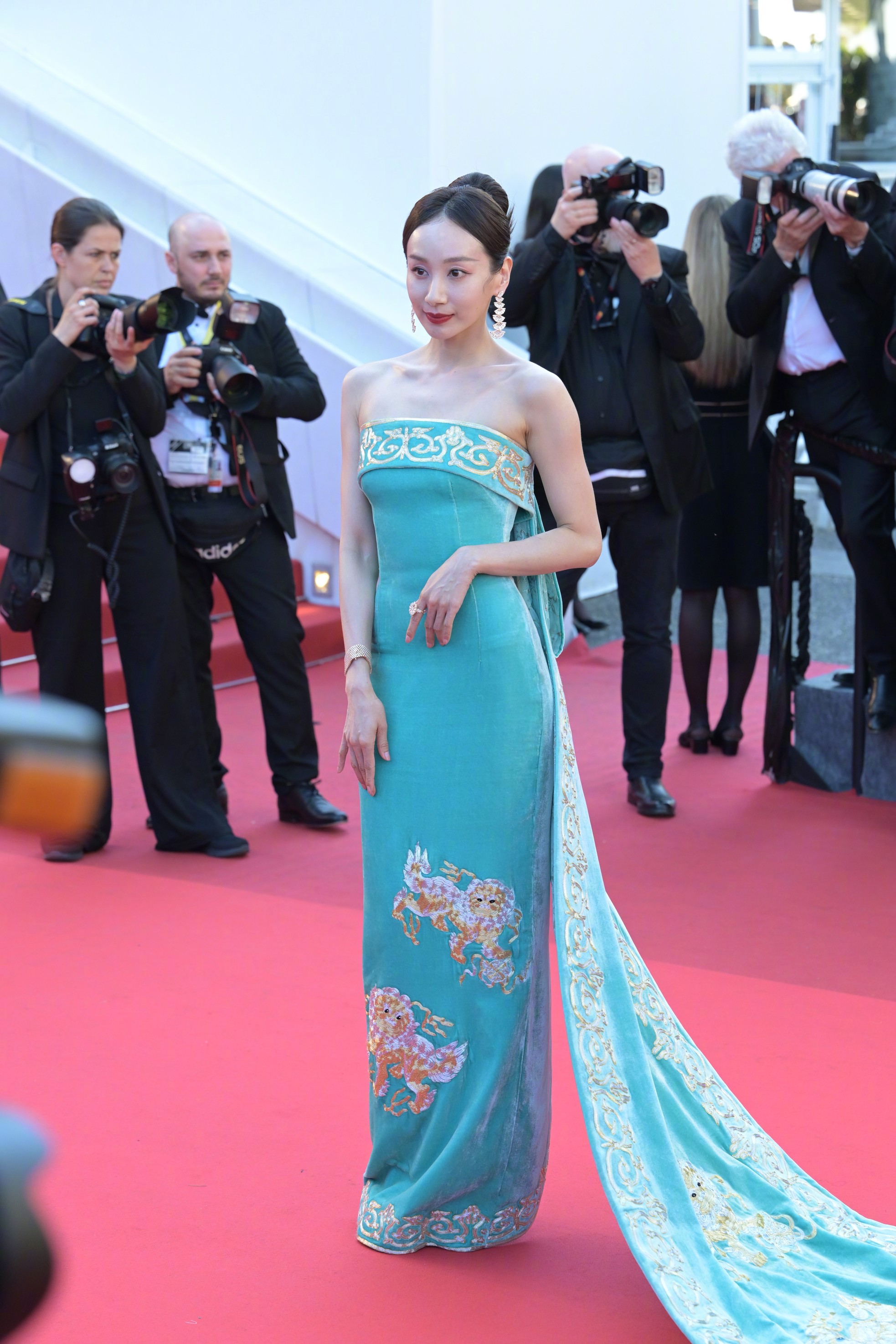 Chân Tử Đan dẫn vợ hoa hậu lên thảm đỏ Cannes, tỷ phú Amazon bị mạo danh ảnh 10