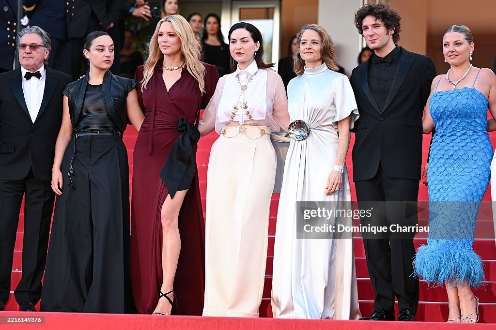 Scarlett Johansson hôn chồng ở Cannes ảnh 1