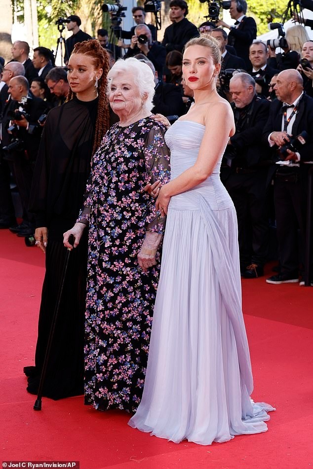 Scarlett Johansson hôn chồng ở Cannes ảnh 6