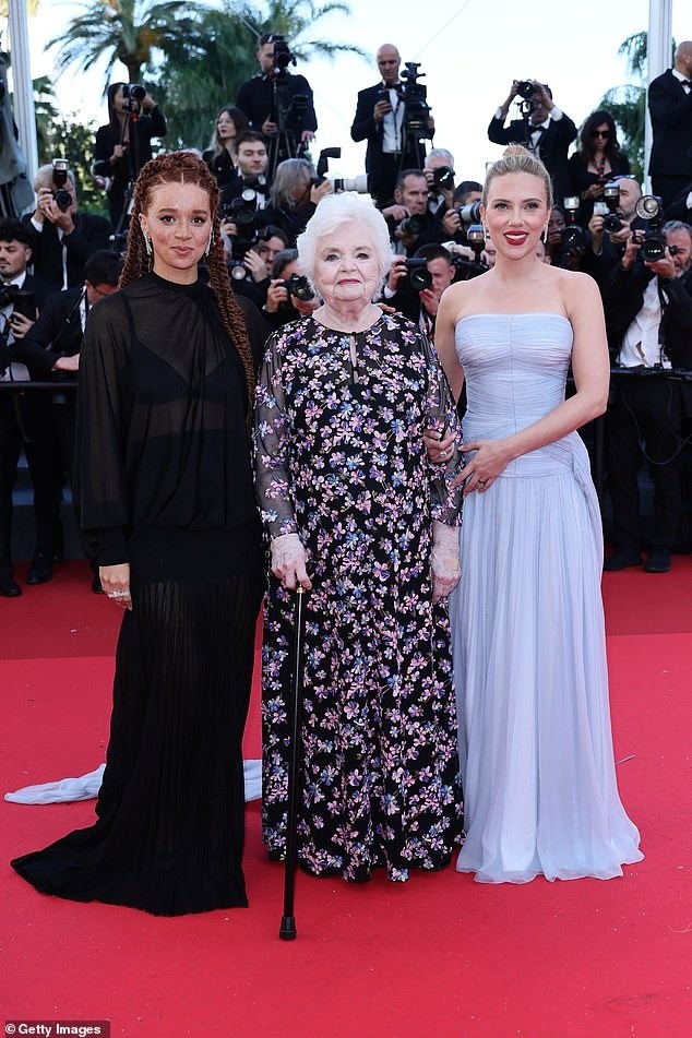 Scarlett Johansson hôn chồng ở Cannes ảnh 7