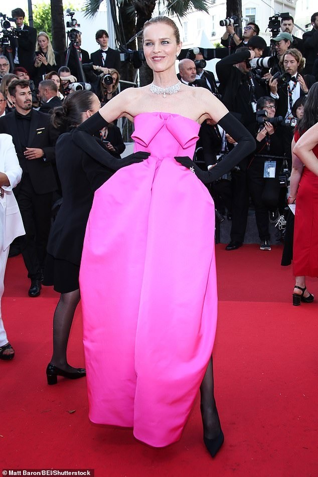 Scarlett Johansson hôn chồng ở Cannes ảnh 11