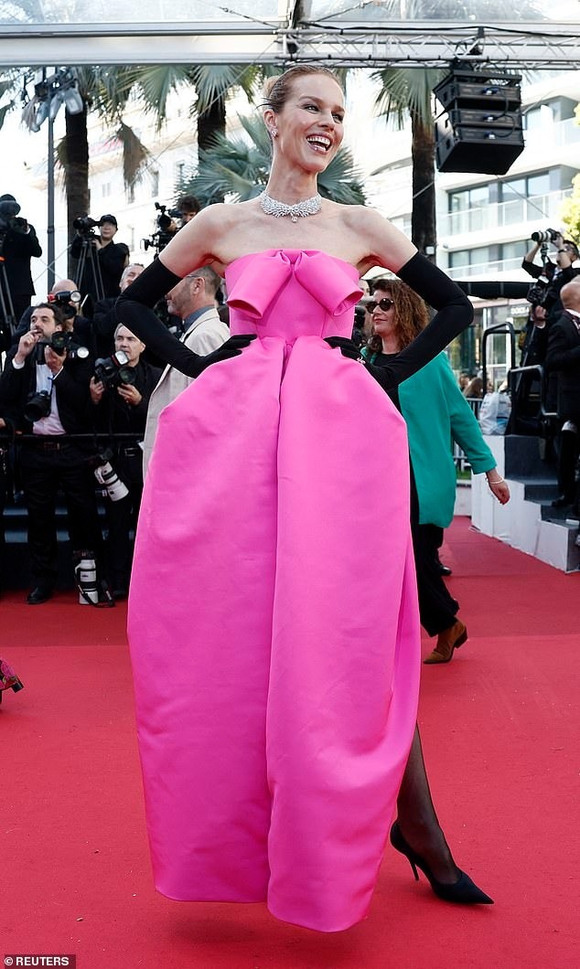 Scarlett Johansson hôn chồng ở Cannes ảnh 12