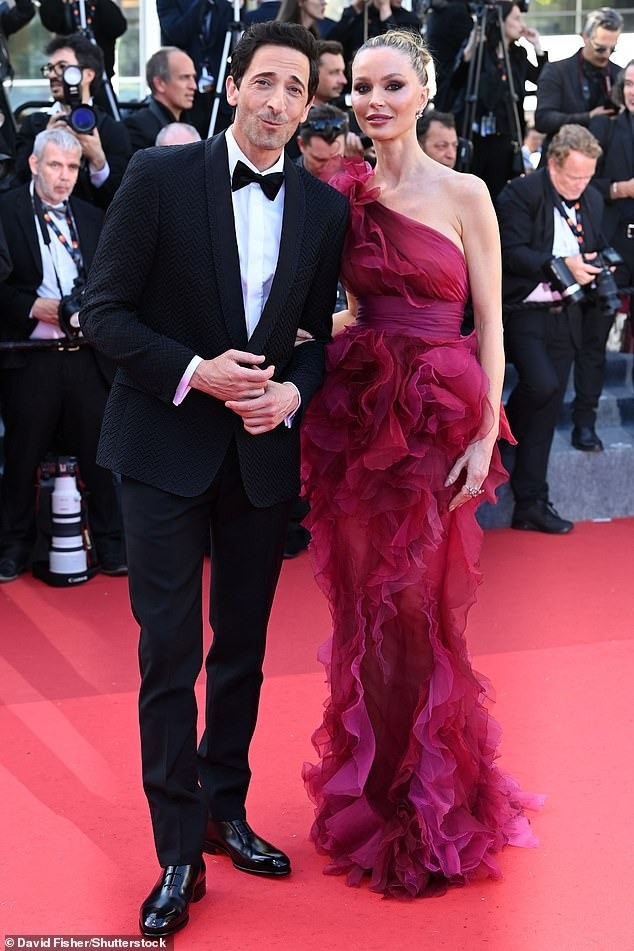Scarlett Johansson hôn chồng ở Cannes ảnh 21