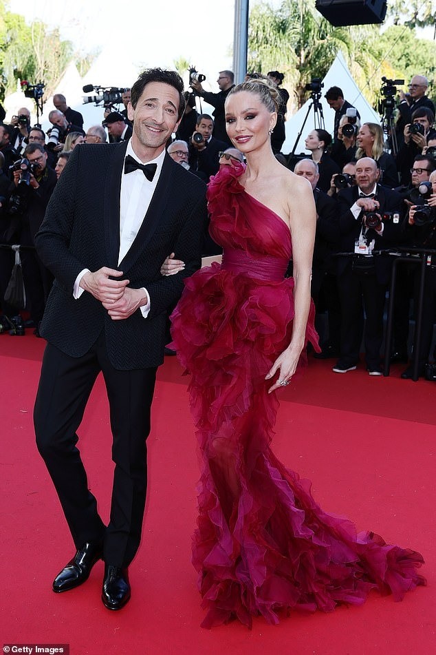 Scarlett Johansson hôn chồng ở Cannes ảnh 22