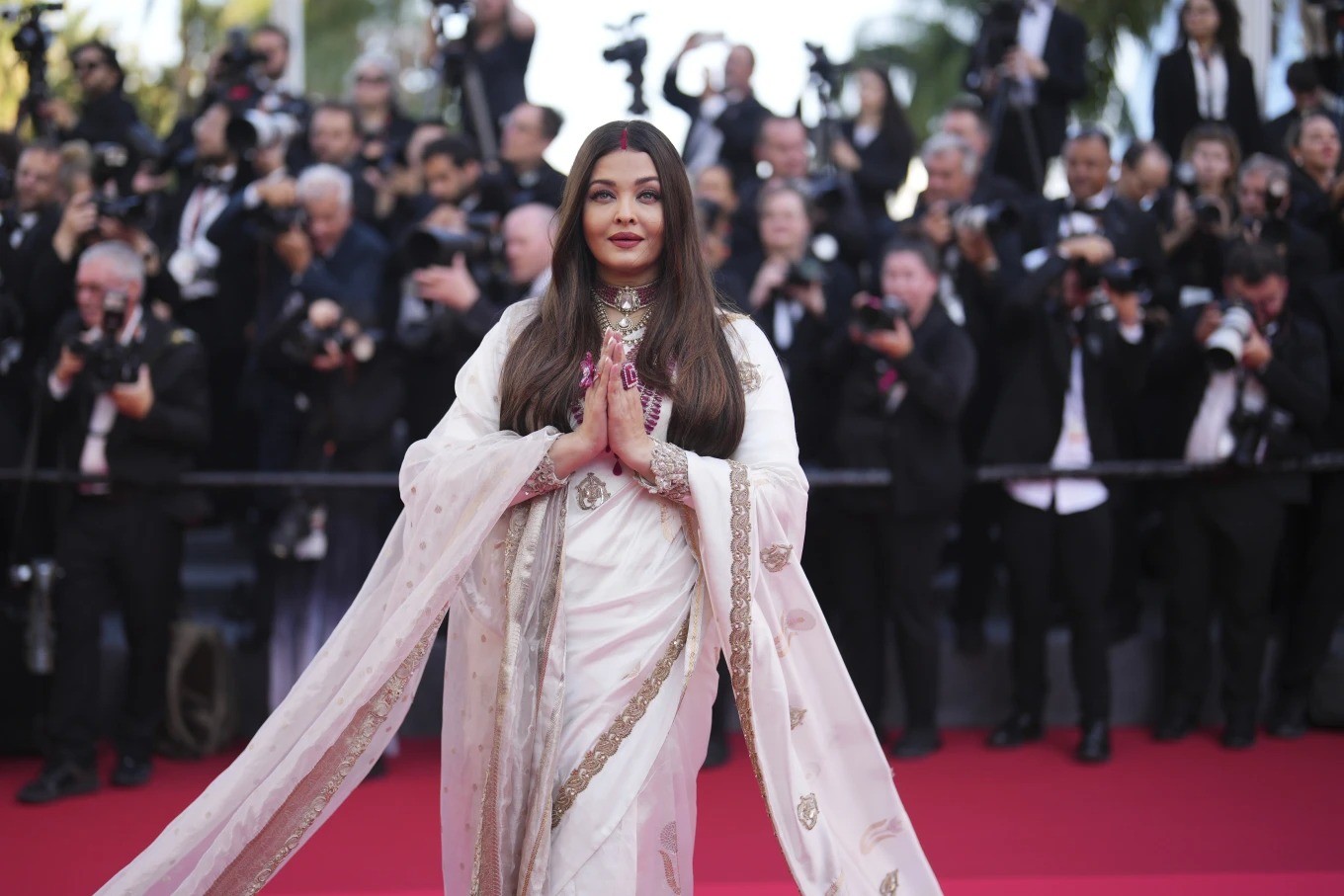 Hoa hậu đẹp nhất mọi thời đại trên thảm đỏ Cannes ảnh 1