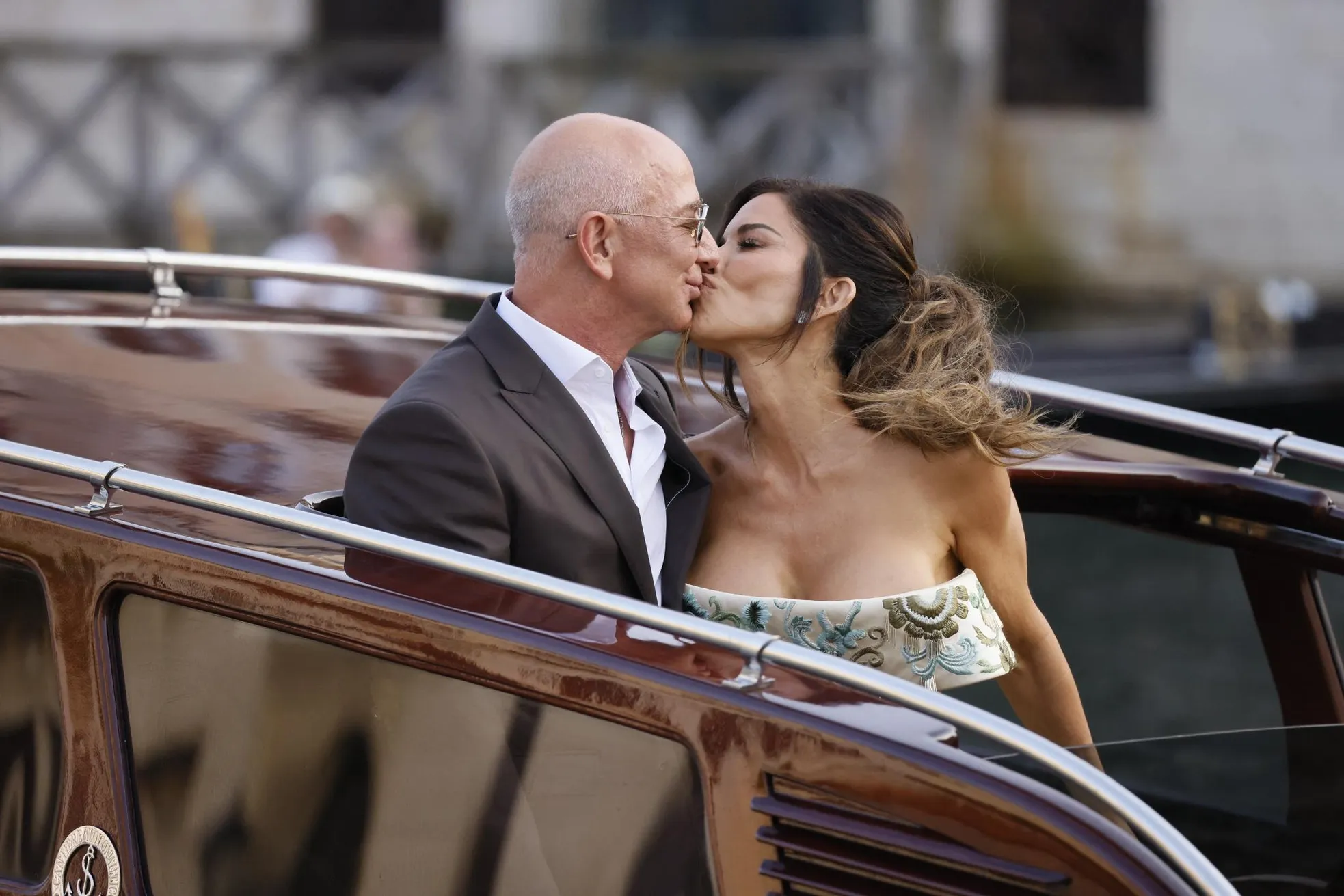 Tỷ phú Jeff Bezos hôn vợ trong lễ cưới ảnh 2