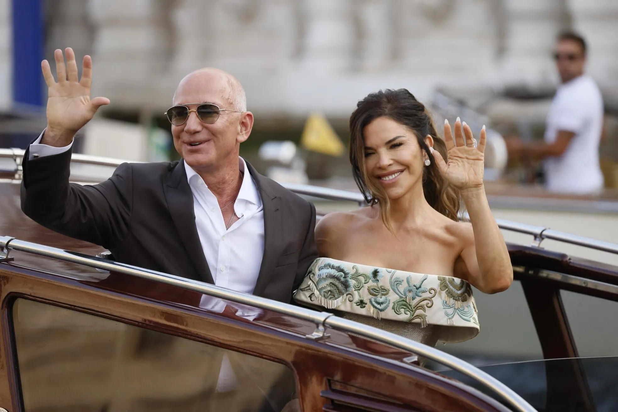 Tỷ phú Jeff Bezos hôn vợ trong lễ cưới ảnh 1