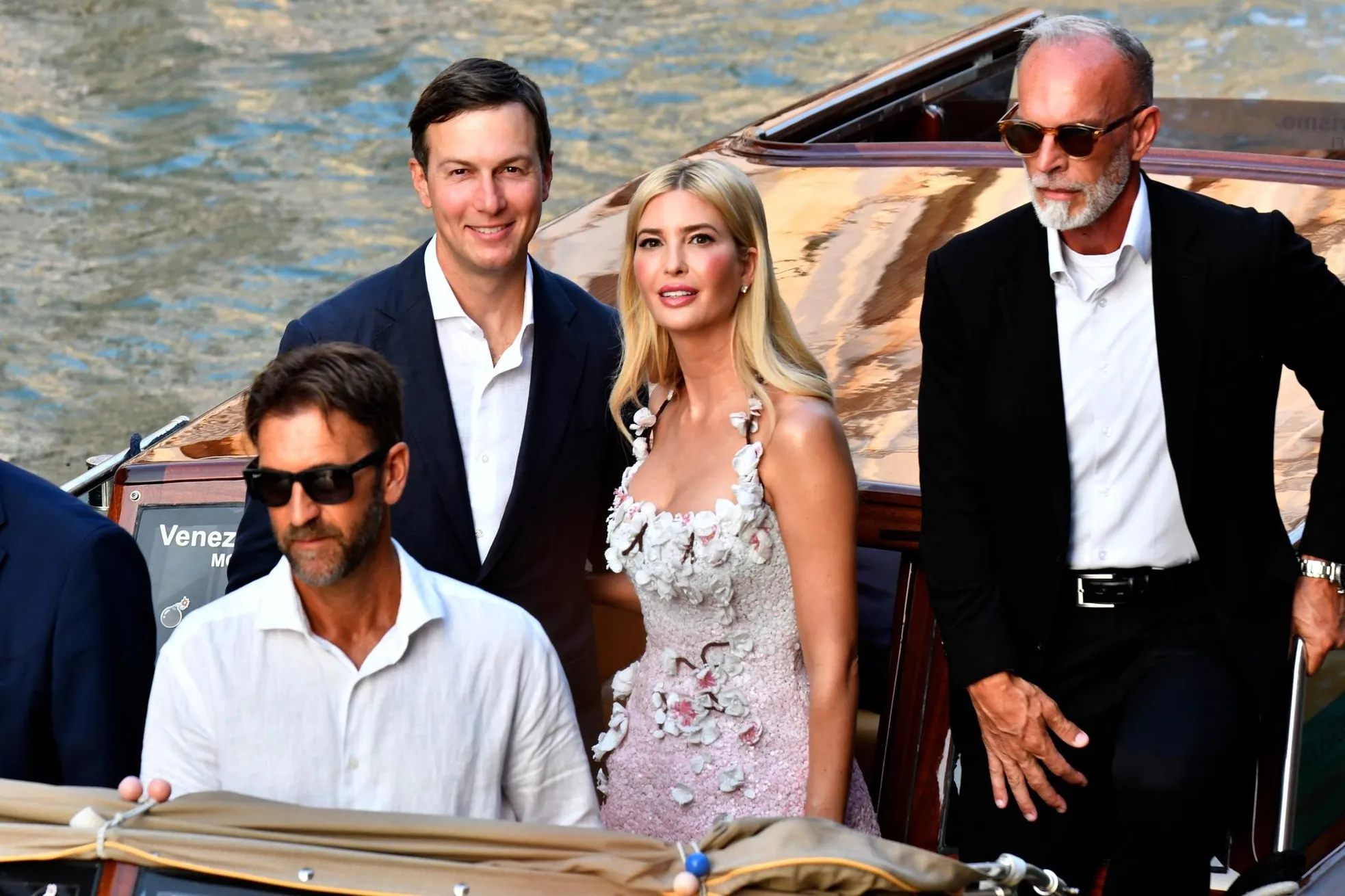 Tỷ phú Jeff Bezos hôn vợ trong lễ cưới ảnh 3