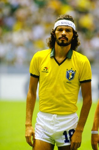 Khám Phá Cuộc Đời Huy Hoàng Của Tiểu Sử Cầu Thủ George Best - Từ Tài Năng Đến Di Sản Vĩnh Cửu