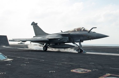 Cận cảnh siêu tiêm kích Rafale cất cánh trên tàu sân bay - ảnh 10