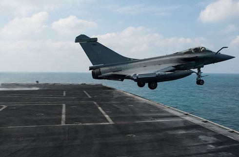 Cận cảnh siêu tiêm kích Rafale cất cánh trên tàu sân bay - ảnh 11
