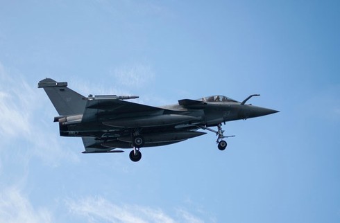 Cận cảnh siêu tiêm kích Rafale cất cánh trên tàu sân bay - ảnh 12