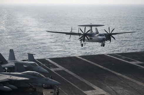 Cận cảnh siêu tiêm kích Rafale cất cánh trên tàu sân bay - ảnh 13