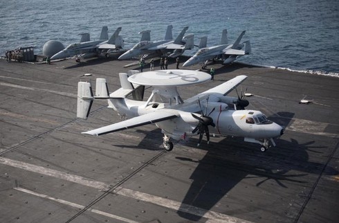 Cận cảnh siêu tiêm kích Rafale cất cánh trên tàu sân bay - ảnh 14
