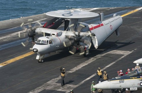 Cận cảnh siêu tiêm kích Rafale cất cánh trên tàu sân bay - ảnh 15