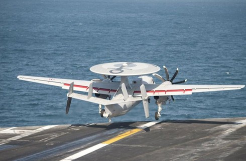 Cận cảnh siêu tiêm kích Rafale cất cánh trên tàu sân bay - ảnh 16