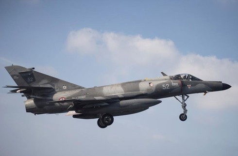 Cận cảnh siêu tiêm kích Rafale cất cánh trên tàu sân bay - ảnh 17