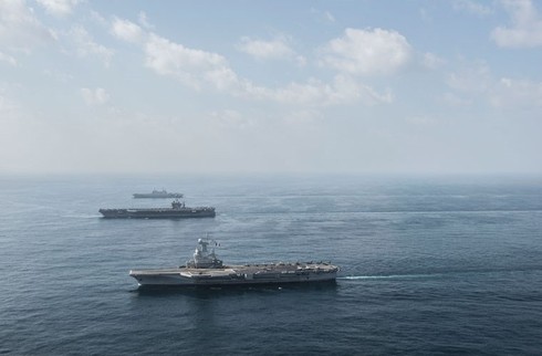 Cận cảnh siêu tiêm kích Rafale cất cánh trên tàu sân bay - ảnh 1