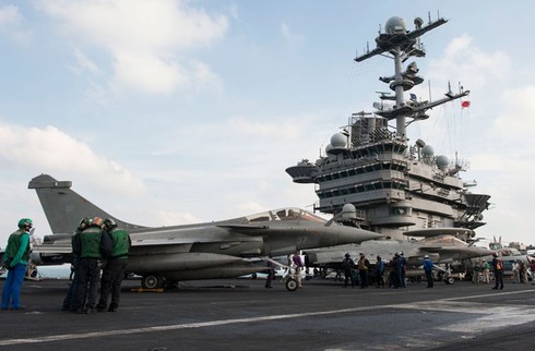 Cận cảnh siêu tiêm kích Rafale cất cánh trên tàu sân bay - ảnh 2