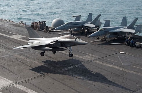 Cận cảnh siêu tiêm kích Rafale cất cánh trên tàu sân bay - ảnh 3