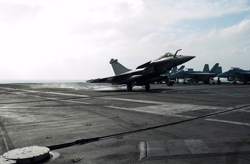 Cận cảnh siêu tiêm kích Rafale cất cánh trên tàu sân bay - ảnh 4