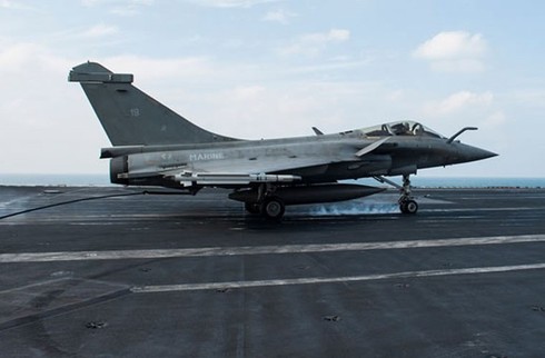 Cận cảnh siêu tiêm kích Rafale cất cánh trên tàu sân bay - ảnh 5