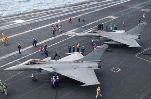 Cận cảnh siêu tiêm kích Rafale cất cánh trên tàu sân bay - ảnh 6