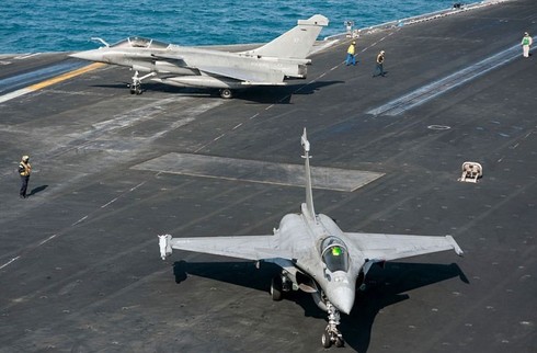 Cận cảnh siêu tiêm kích Rafale cất cánh trên tàu sân bay - ảnh 7