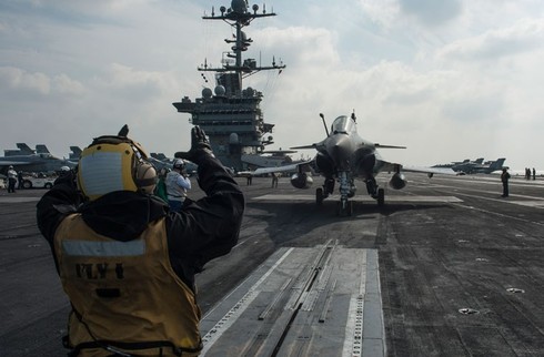 Cận cảnh siêu tiêm kích Rafale cất cánh trên tàu sân bay - ảnh 8